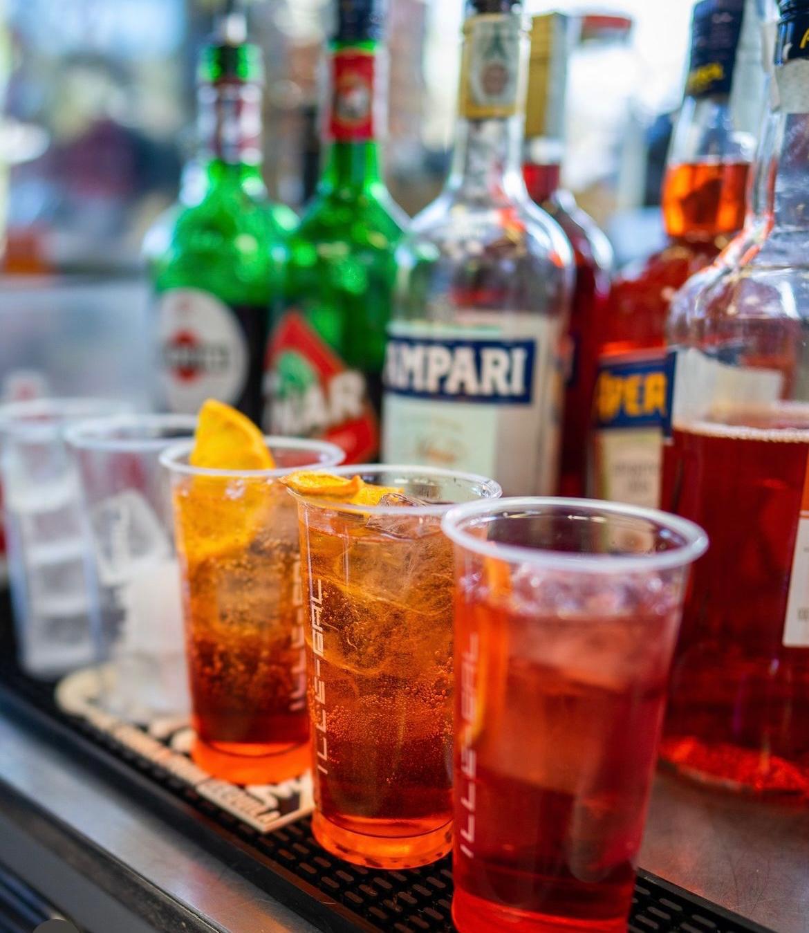 Spritz e cocktail appena preparati al chiosco The River, Parco del Valentino